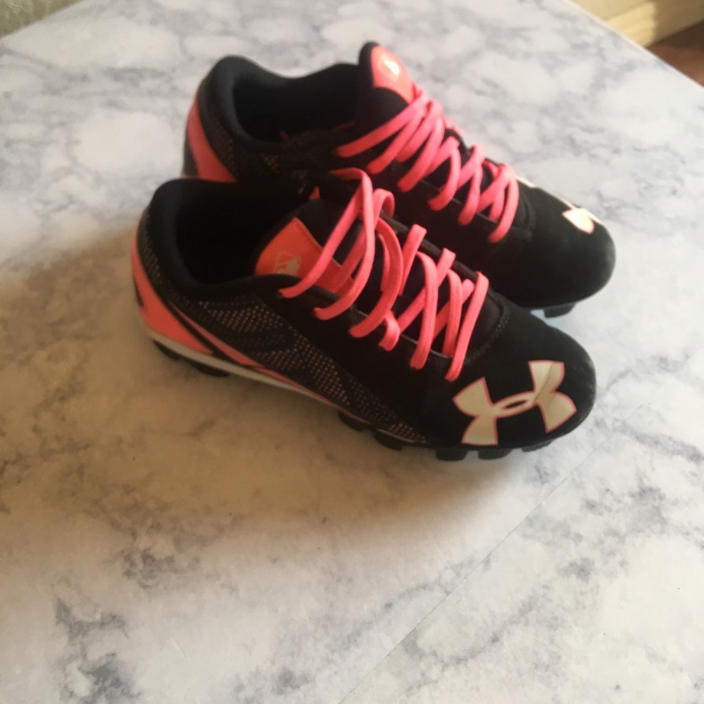 Under armor baseball cleats size 4 youth.